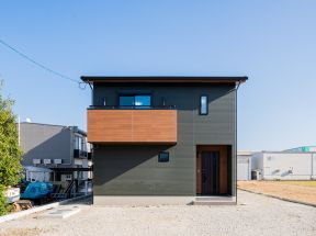 モスグリーンの外壁が美しい。間取りも照明も性能もこだわった高気密・高断熱のお家 写真